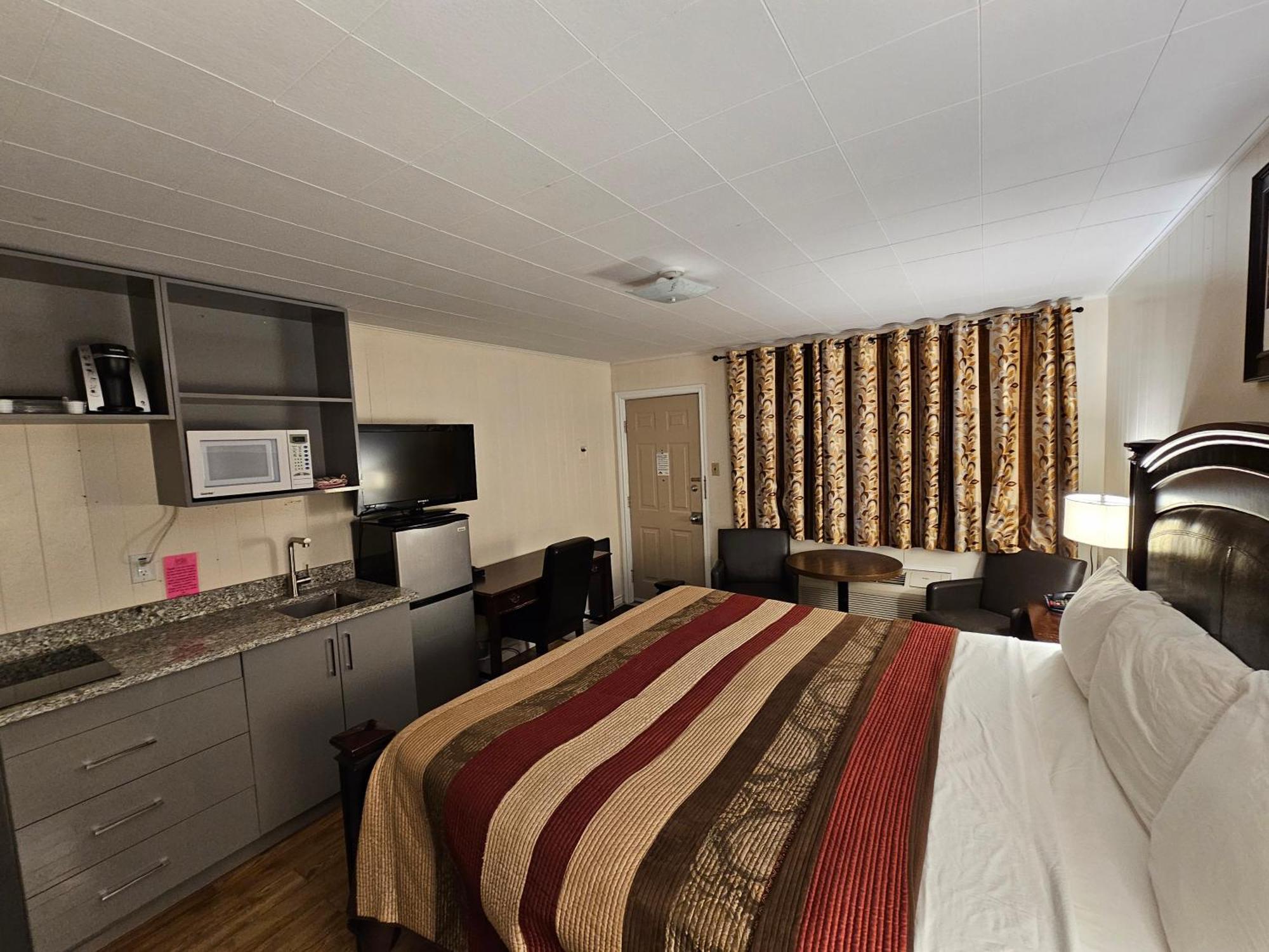 Parkway Motel & European Lodges Pincher Creek Buitenkant foto