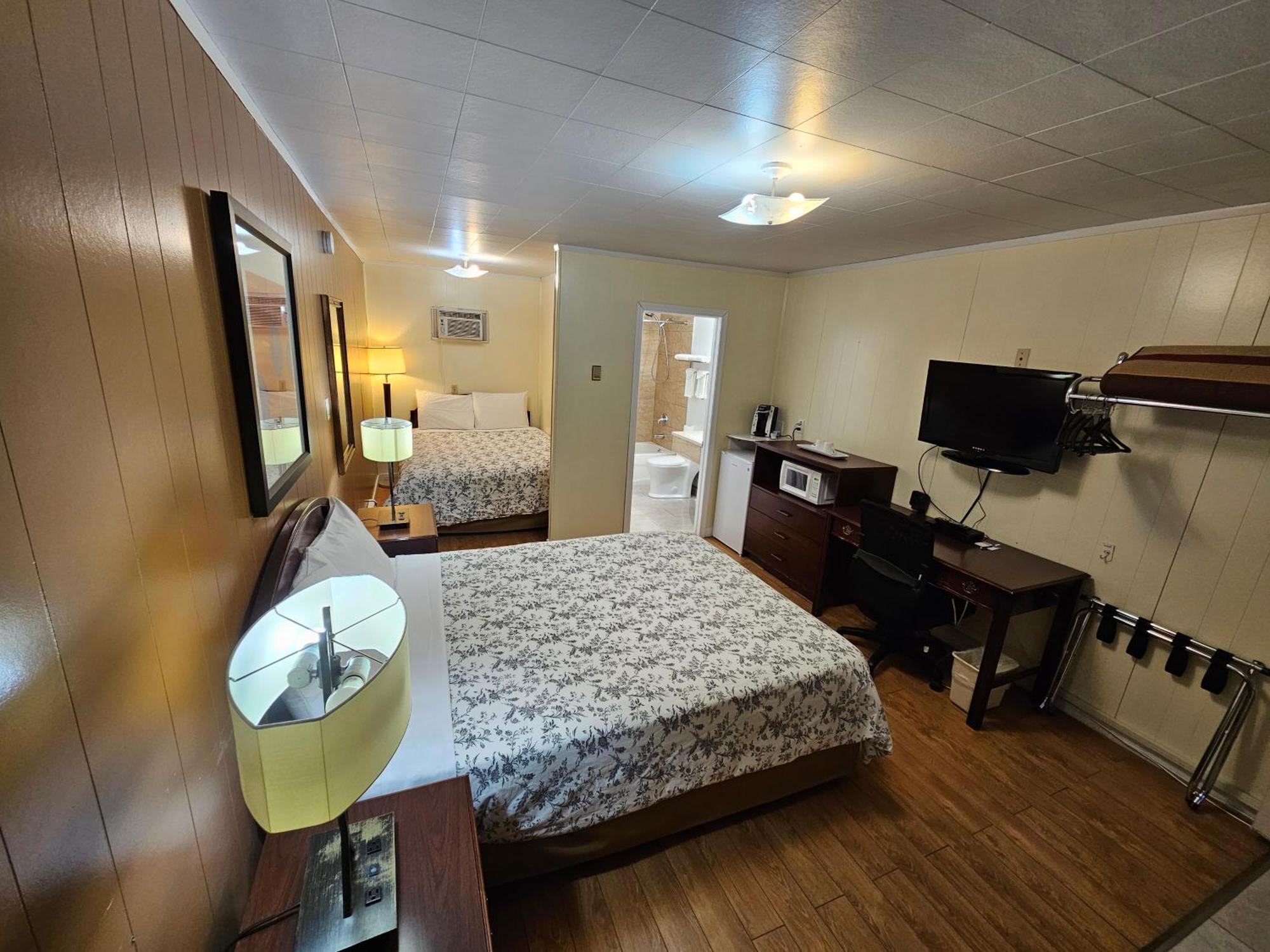 Parkway Motel & European Lodges Pincher Creek Buitenkant foto