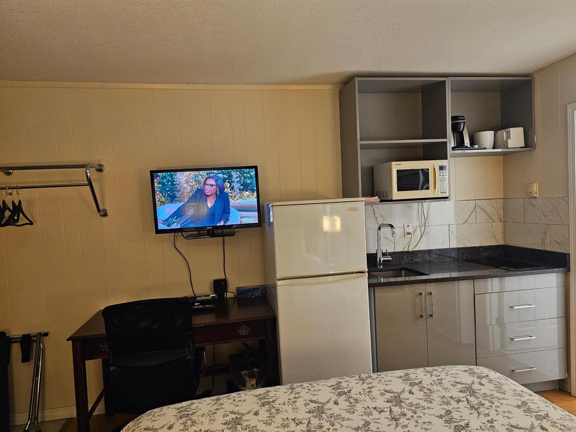 Parkway Motel & European Lodges Pincher Creek Buitenkant foto