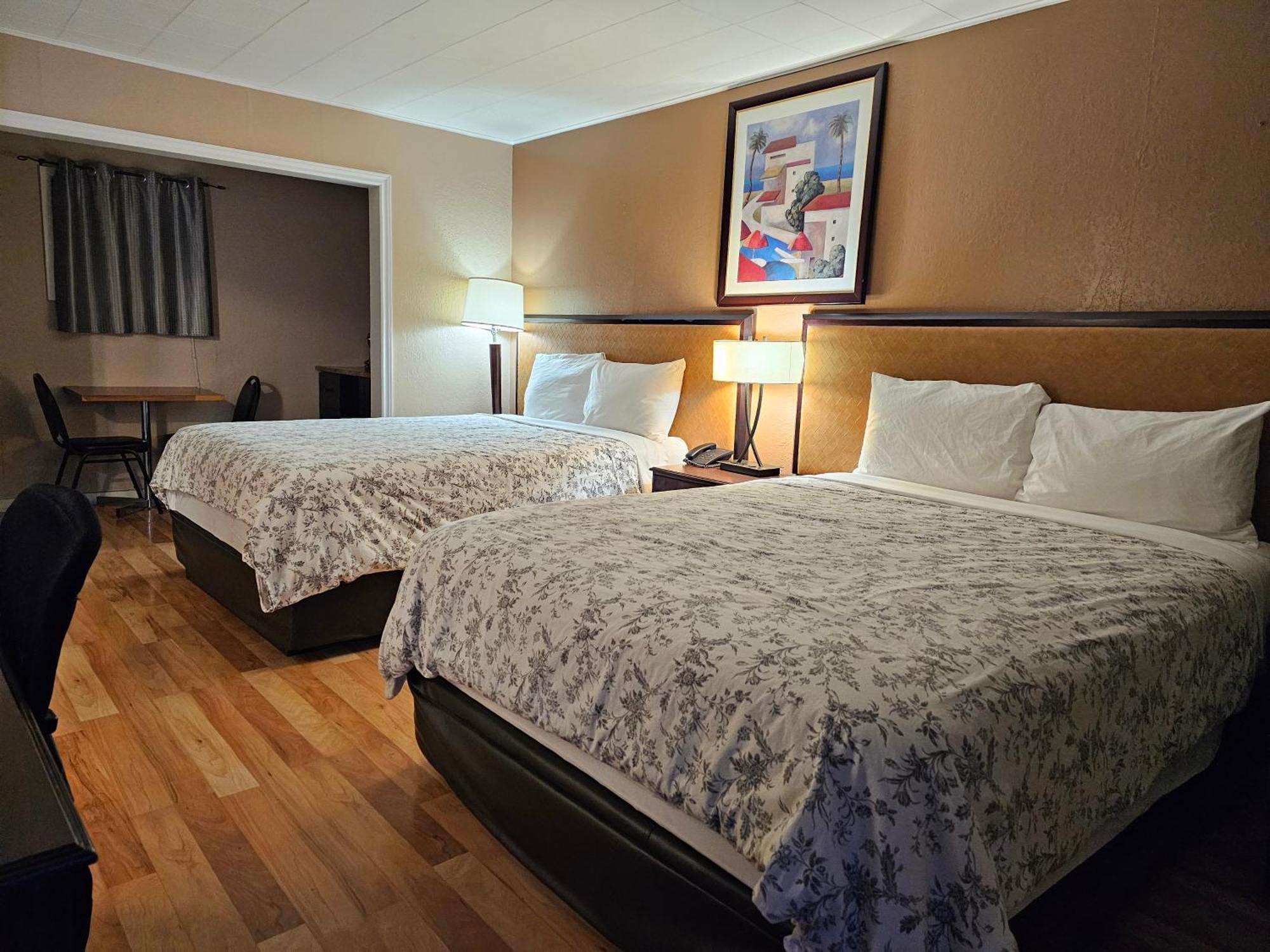 Parkway Motel & European Lodges Pincher Creek Buitenkant foto