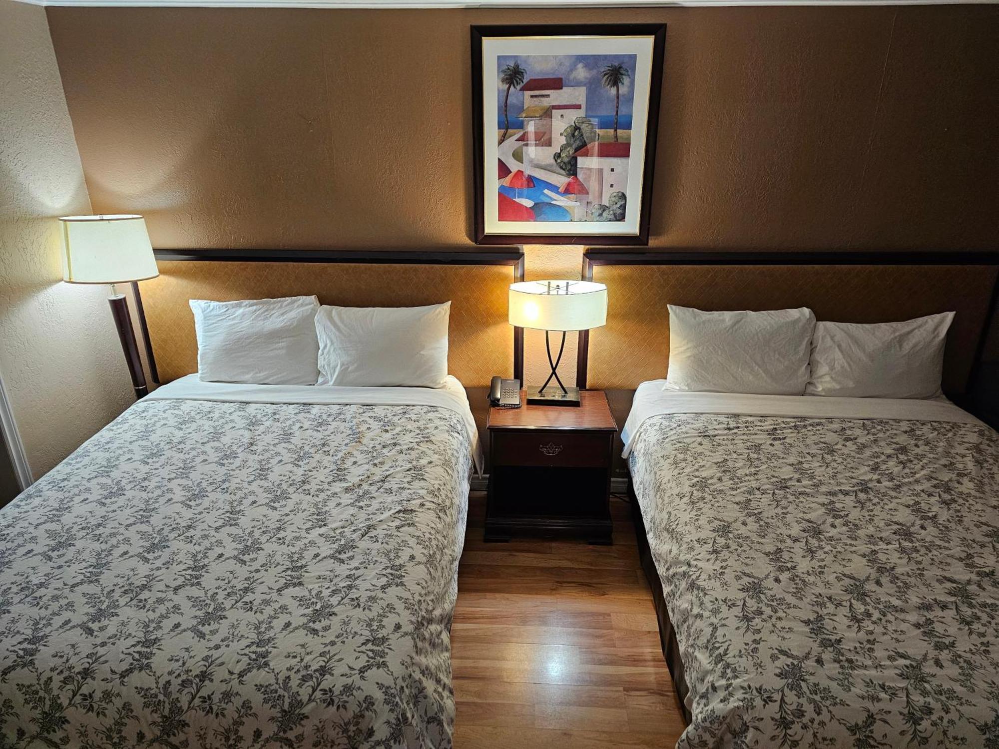 Parkway Motel & European Lodges Pincher Creek Buitenkant foto