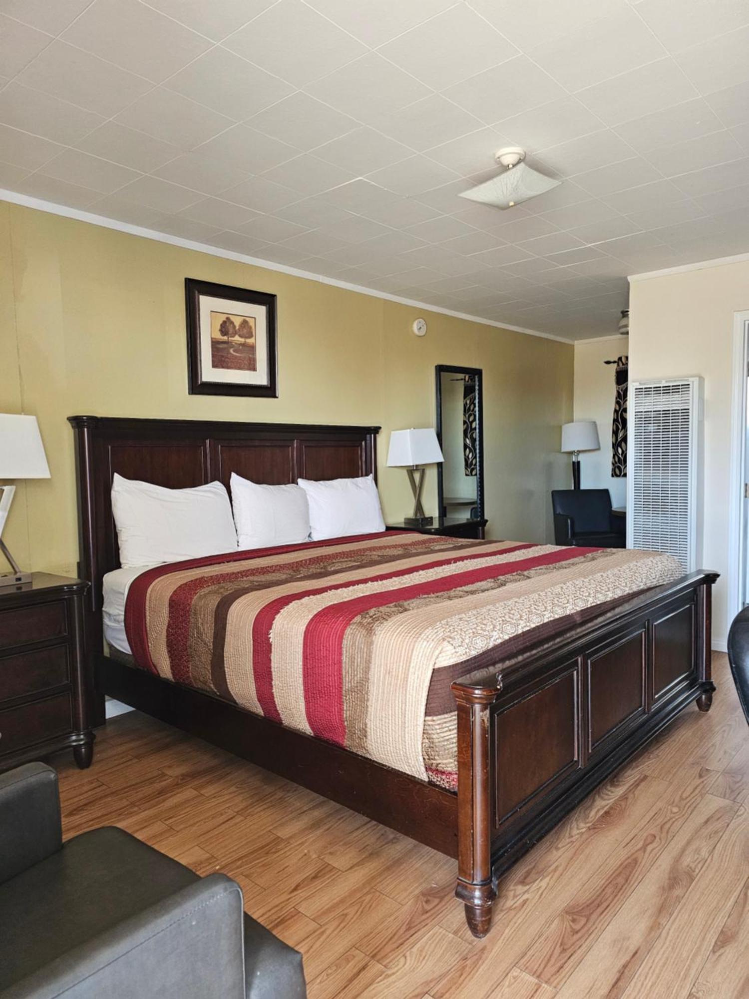 Parkway Motel & European Lodges Pincher Creek Buitenkant foto