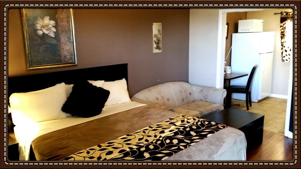 Parkway Motel & European Lodges Pincher Creek Buitenkant foto