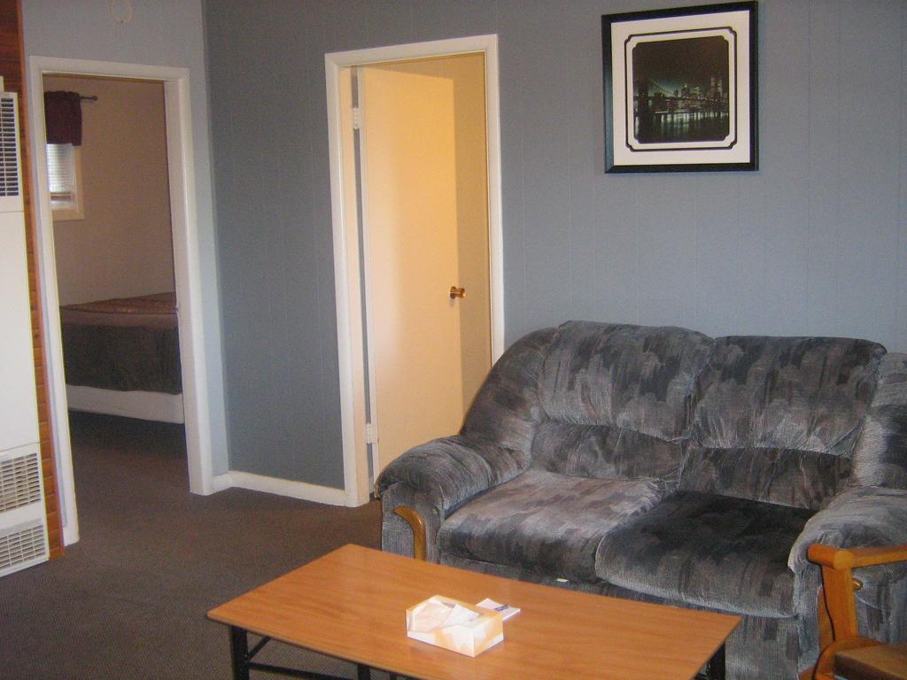 Parkway Motel & European Lodges Pincher Creek Buitenkant foto