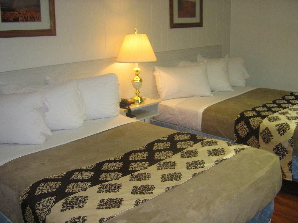 Parkway Motel & European Lodges Pincher Creek Buitenkant foto