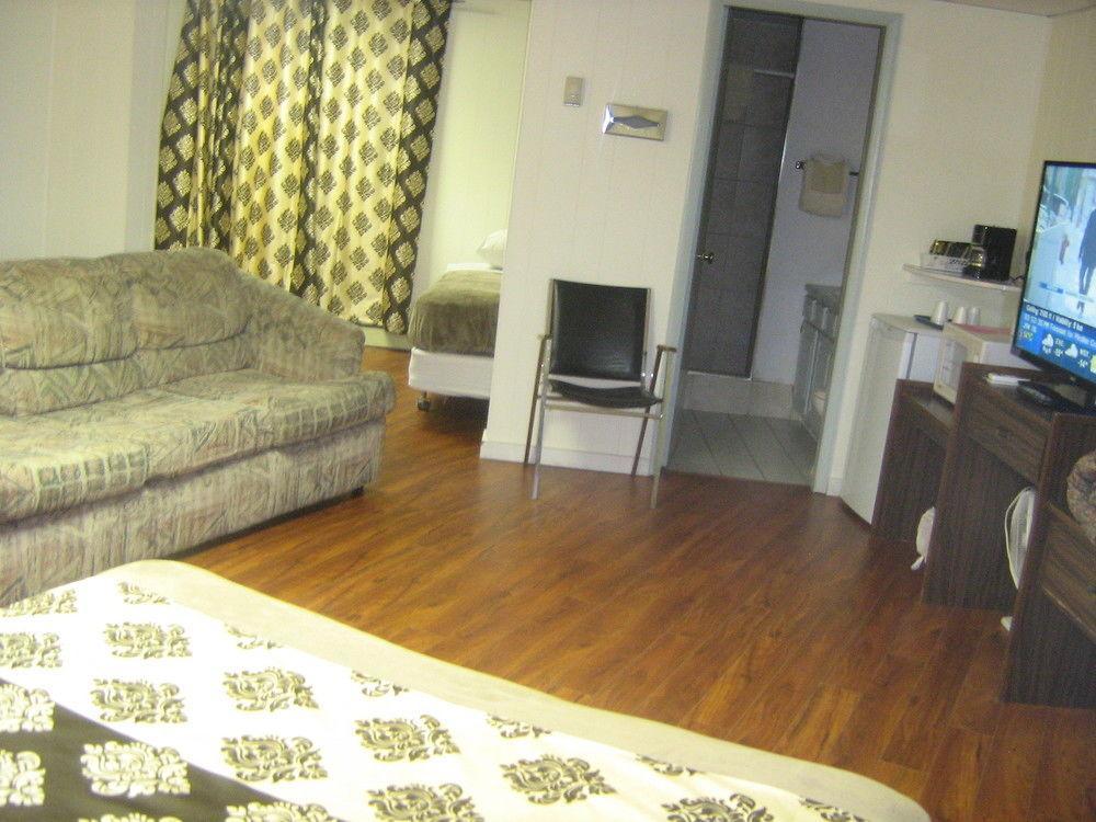Parkway Motel & European Lodges Pincher Creek Buitenkant foto