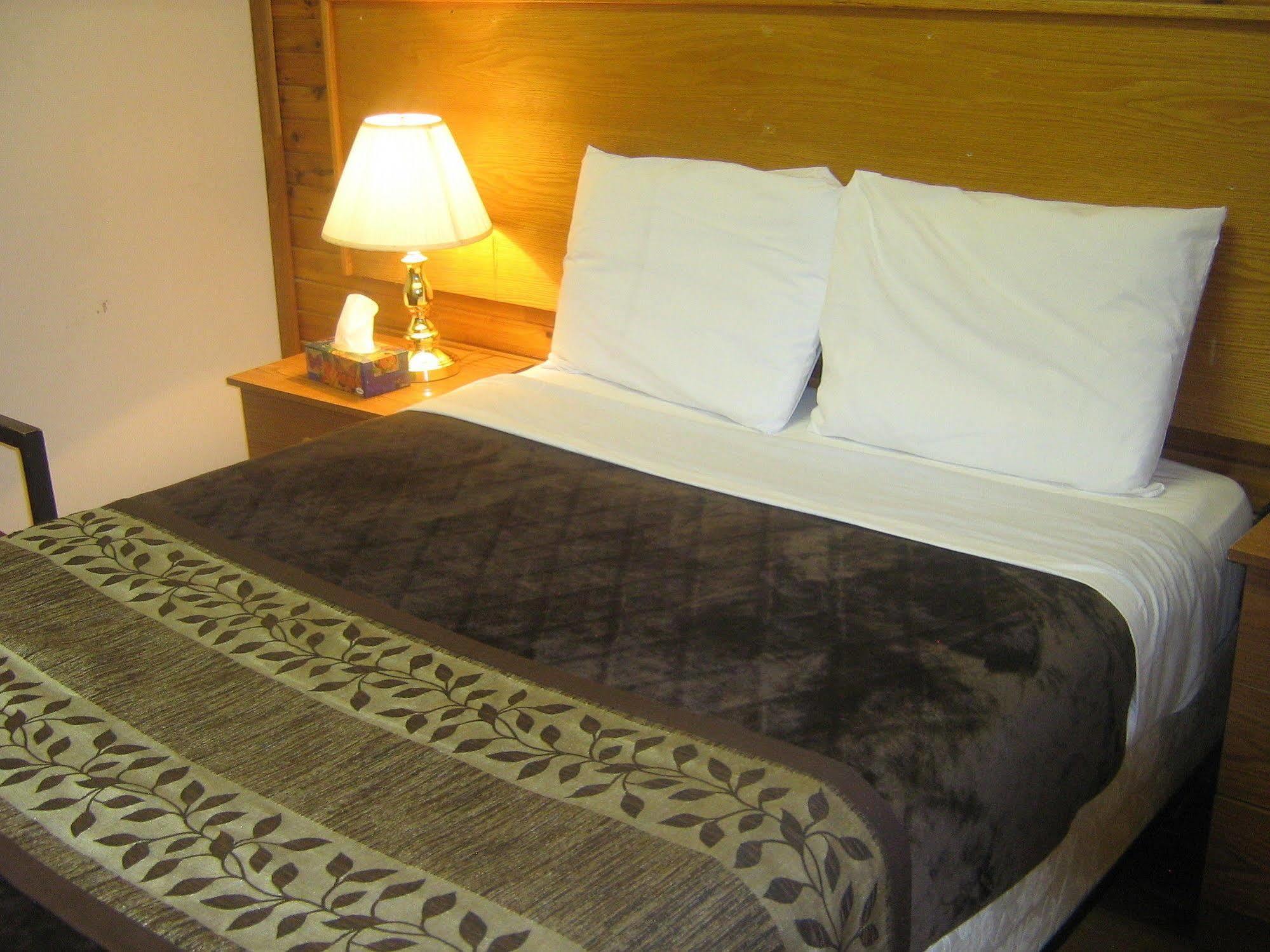 Parkway Motel & European Lodges Pincher Creek Buitenkant foto