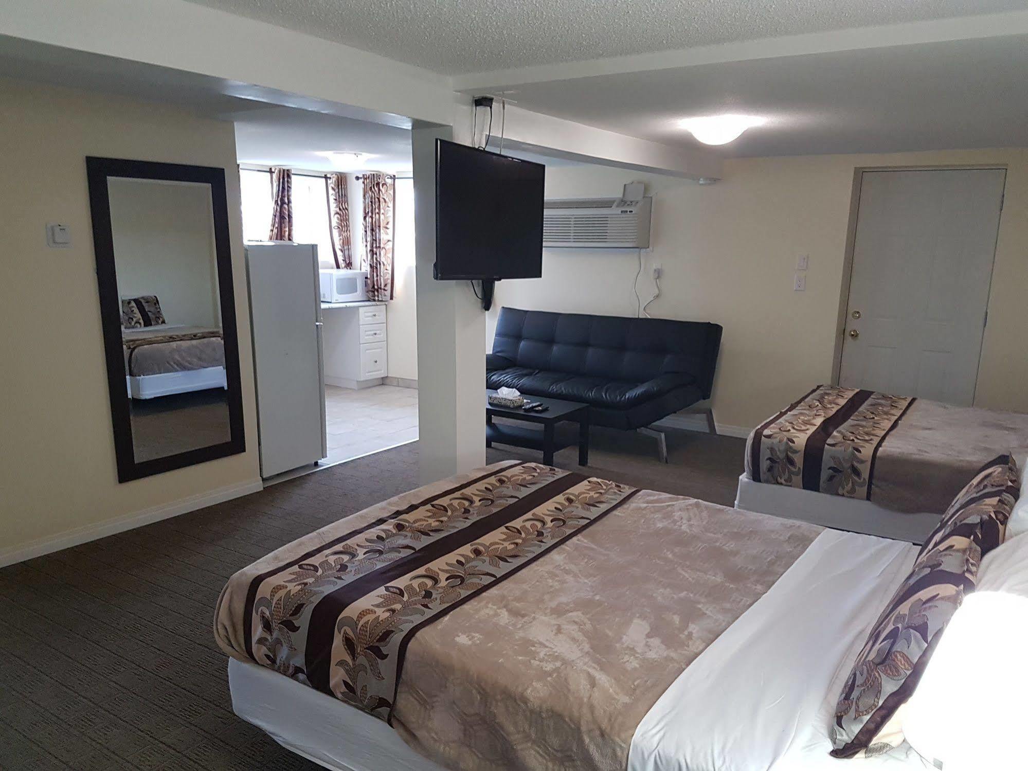 Parkway Motel & European Lodges Pincher Creek Buitenkant foto