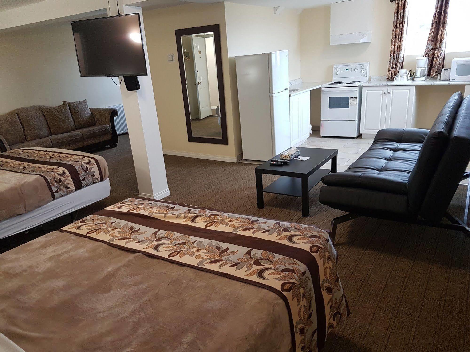 Parkway Motel & European Lodges Pincher Creek Buitenkant foto